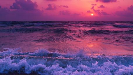 Purple Sunset Over Tranquil Waves wallpaper