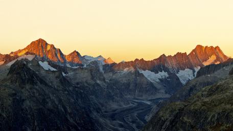 Majestic Sunrise Over Mountain Peaks wallpaper