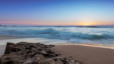 Serene Sunset Over Tranquil Ocean Waves wallpaper