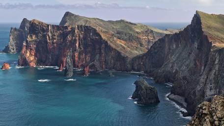 Majestic Coastal Cliffs and Ocean Views wallpaper