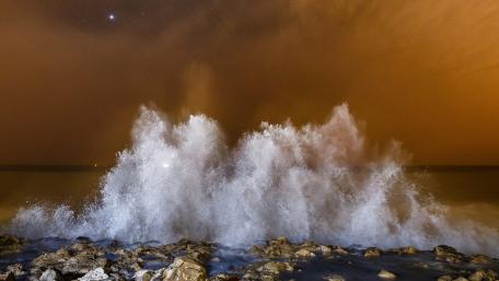 Majestic Waves Against a Starry Sky wallpaper