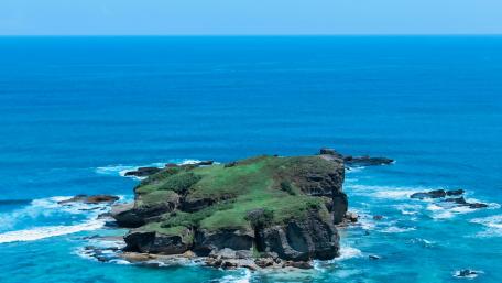 Tranquil Island Oasis Above the Waves wallpaper