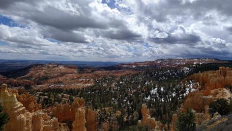 Majestic Landscape of Bryce Canyon National Park wallpaper