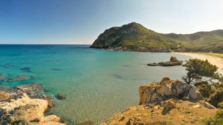 Serene Coastal Escape Beneath a Clear Sky wallpaper
