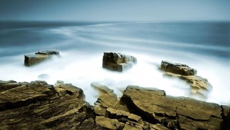 Tranquil Ocean Waves and Rocky Shoreline wallpaper