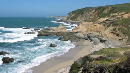 Serene Coastal Escape Amidst Majestic Cliffs wallpaper