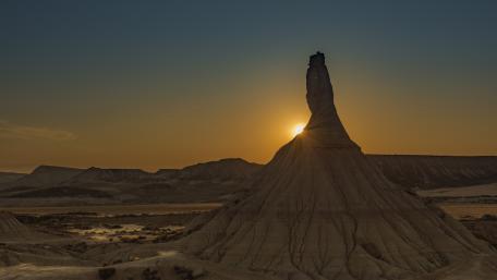 Majestic Sunset Over Desert Spire wallpaper