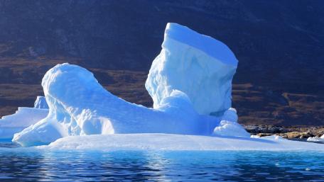 Majestic Iceberg in Tranquil Waters wallpaper