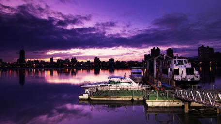 Serene Sunset Over City Lake View wallpaper