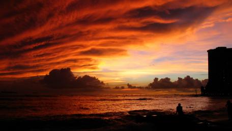 Vibrant Sunset Over Serene Waters wallpaper