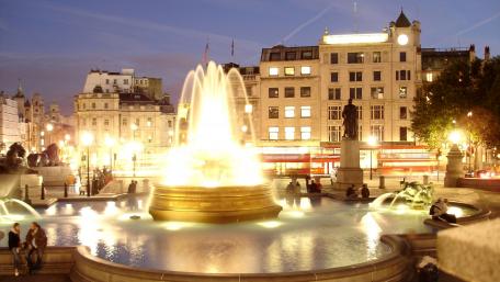 Serene Evening at Trafalgar Square wallpaper