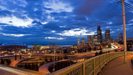 Serene Cityscape at Dusk wallpaper