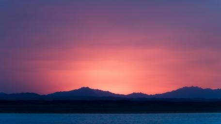 Serenity at Twilight Over Mountains wallpaper