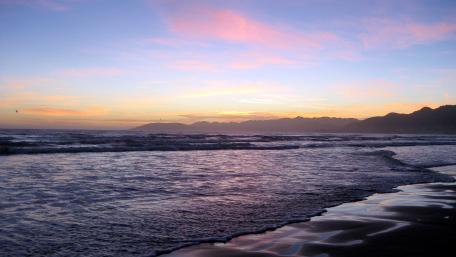 Serene Sunset Over Tranquil Ocean Waves wallpaper