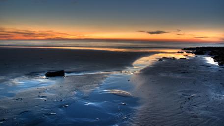 Serene Sunset by the Shoreline wallpaper