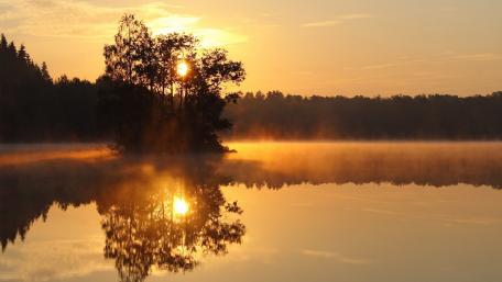 Serene Sunset Over Calm Lake wallpaper