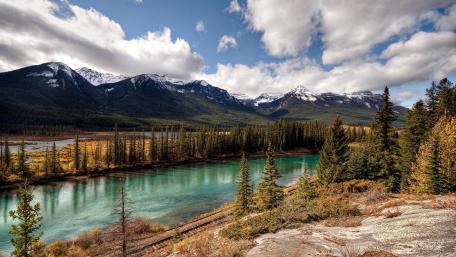 Majestic Mountain Landscape Reflected in Tranquil Waters wallpaper