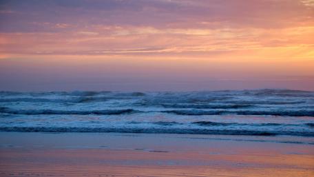 Serene Ocean Sunset with Gentle Waves wallpaper
