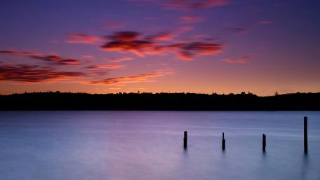 Tranquil Sunset Over Still Waters wallpaper
