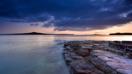 Tranquil Seascape at Dusk with Gentle Waves wallpaper