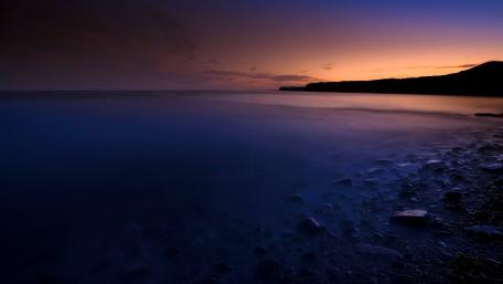 Serene Dusk Over Tranquil Lake wallpaper
