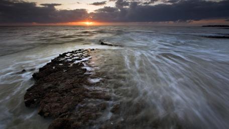 Serene Sunset Over Gentle Waves wallpaper