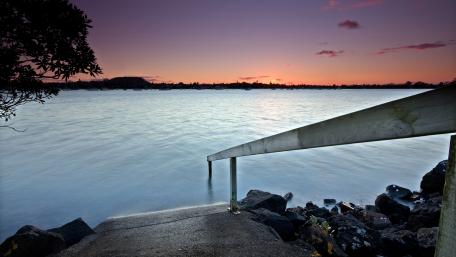 Tranquil Sunset by the Water's Edge wallpaper