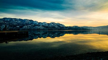 Serene Sunset Reflections Over Tranquil Waters wallpaper