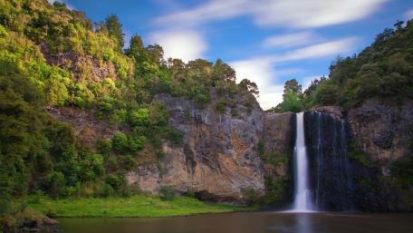 Breathtaking Waterfall in Lush Green Landscape wallpaper