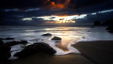 Serene Twilight at the Beach Scene wallpaper