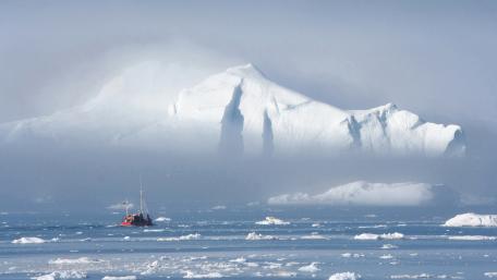 Majestic Iceberg in Tranquil Waters wallpaper