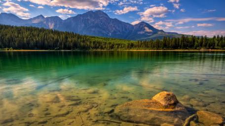 Majestic Mountain Reflections at Tranquil Lake wallpaper