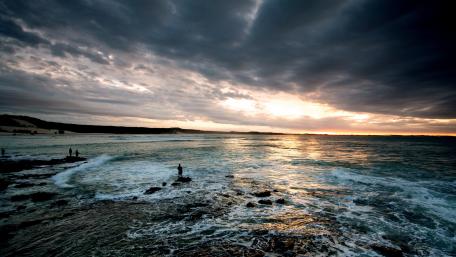 Majestic Sunset Over Serene Waters wallpaper