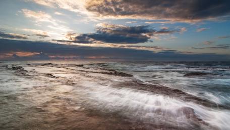 Serene Ocean Horizon at Sunset wallpaper