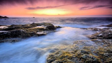 Serene Sunset Over Tranquil Sea Waves wallpaper