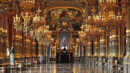 Opulence of a Grand Palace Interior wallpaper