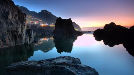 Tranquil Seaside Evenings Under a Colorful Sky wallpaper