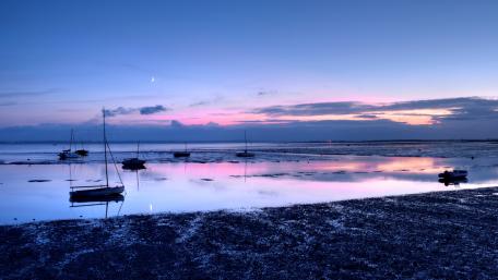Tranquil Evening by the Lake with Sailboats wallpaper