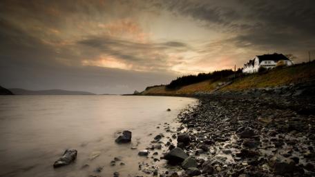 Tranquil Coastal Evening Scene with Soft Waves wallpaper