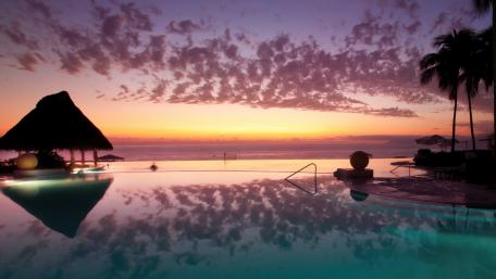 Serene Sunset Over a Tranquil Pool Reflection wallpaper