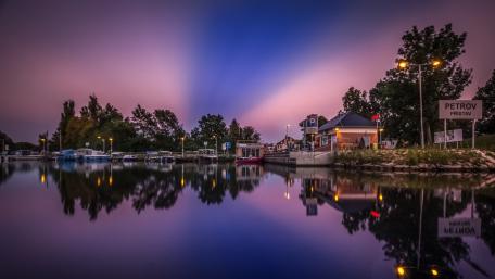 Tranquil Evening Reflections on the Lake wallpaper