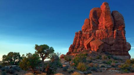 Majestic Red Rock Formation Under a Clear Sky wallpaper