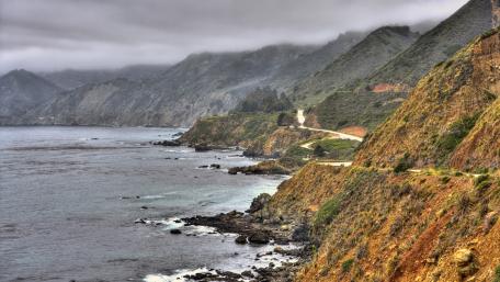 Coastal Serenity Amidst Misty Mountains wallpaper