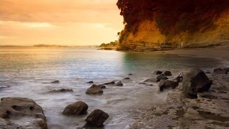 Serene Sunset by the Shoreline wallpaper