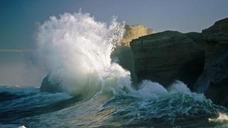 Majestic Waves Crashing on Rocky Shore wallpaper
