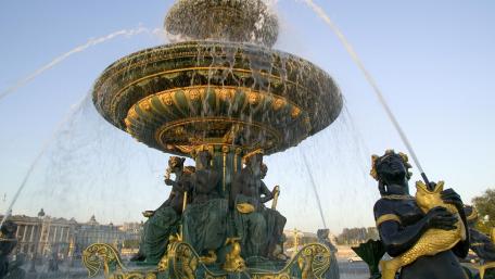 Majestic Fountain in City Square wallpaper