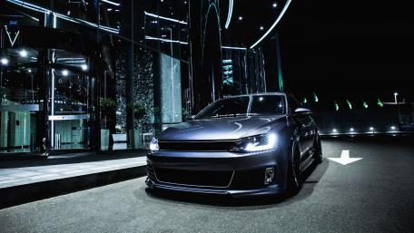 Sleek Nighttime Car Elegance wallpaper