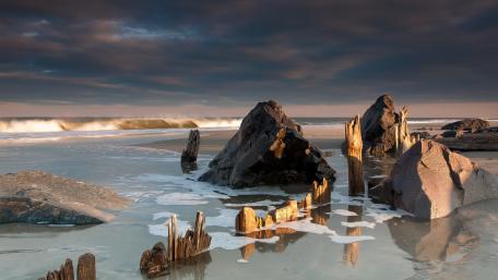 Serene Coastal Landscape with Rocky Shoreline wallpaper
