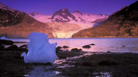 Majestic Glacial Landscape at Dusk wallpaper