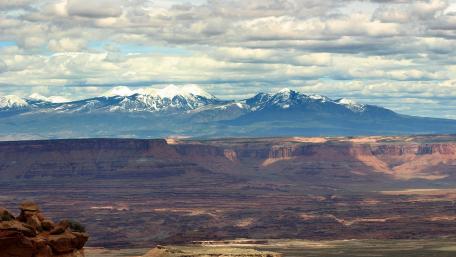 Majestic Mountain Range under a Dynamic Sky wallpaper